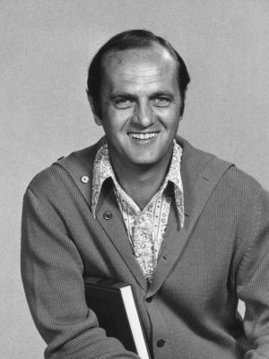 Bob Newhart 1970's smiling studio publicity portrait. (Photo by Screen Archives/Getty Images)