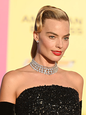 margot robbie eye patches