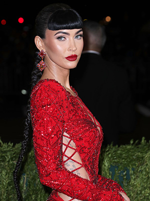 Megan Fox Reveals Sexy Red Bob Hair Makeover for Book Release: Photos