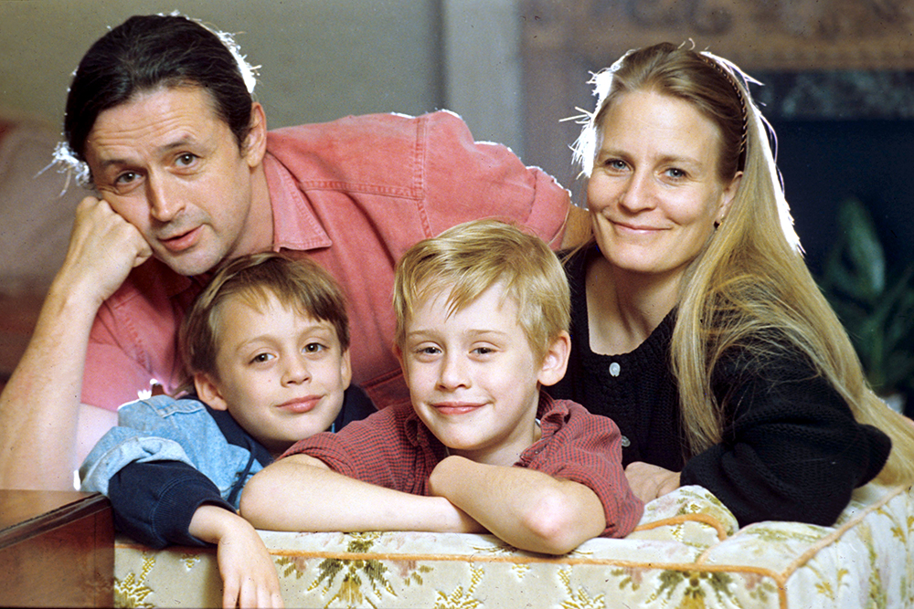 KIERAN CULKIN AND MACAULAY CULKIN AT HOME WITH THEIR PARENTS
MACAULAY CULKIN AT HOME WITH HIS FAMILY - 1990