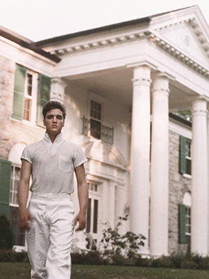 Elvis Presley in front of the Graceland estate