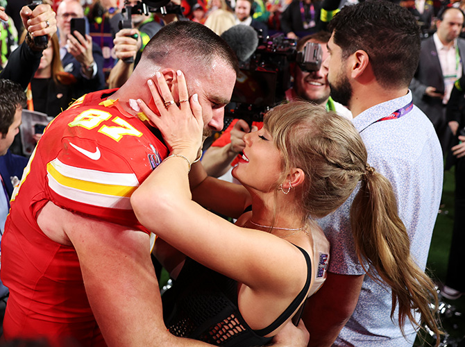 Travis Kelce kissing Taylor Swift 