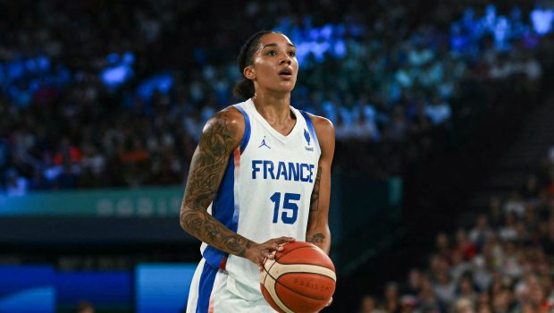 Gabby Williams prepare to take a free throw in the women's semifinal basketball match