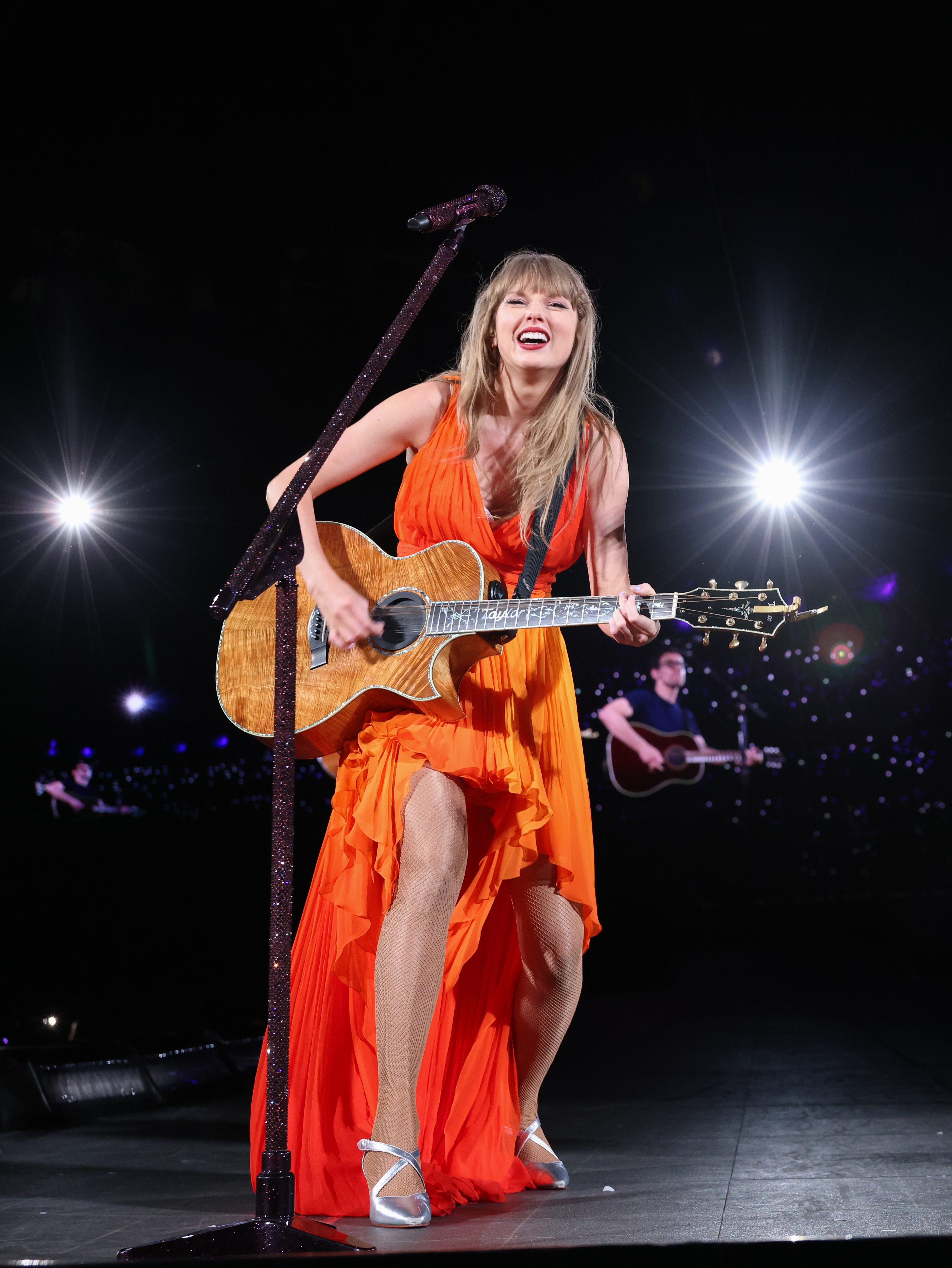 LONDON, ENGLAND - AUGUST 20: EDITORIAL USE ONLY. NO COVERS. Taylor Swift and Jack Antonoff perform onstage during "Taylor Swift | The Eras Tour" at Wembley Stadium on August 20, 2024 in London, England. (Photo by TAS2024/Getty Images)