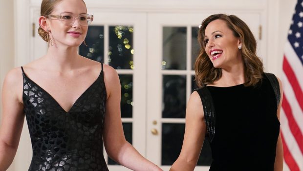 Jennifer Garner and her daughter Violet arrive for the White House state dinner for French President Emmanuel Macron at the White House on December 1, 2022 in Washington, DC. The official state visit is the first for the Biden administration. (Photo by Nathan Howard/Getty Images)