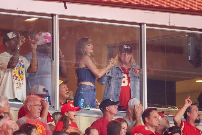 Taylor Swift With Donna Kelce