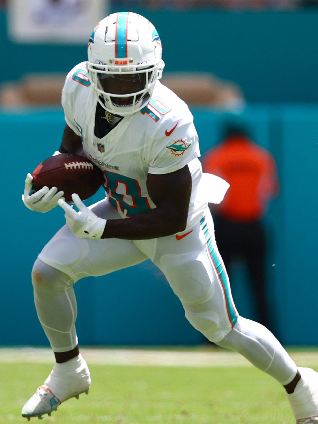 MIAMI GARDENS, FLORIDA - SEPTEMBER 08: Tyreek Hill #10 of the Miami Dolphins carries the ball against the Jacksonville Jaguars during the first quarter of the game at Hard Rock Stadium on September 08, 2024 in Miami Gardens, Florida. (Photo by Megan Briggs/Getty Images)