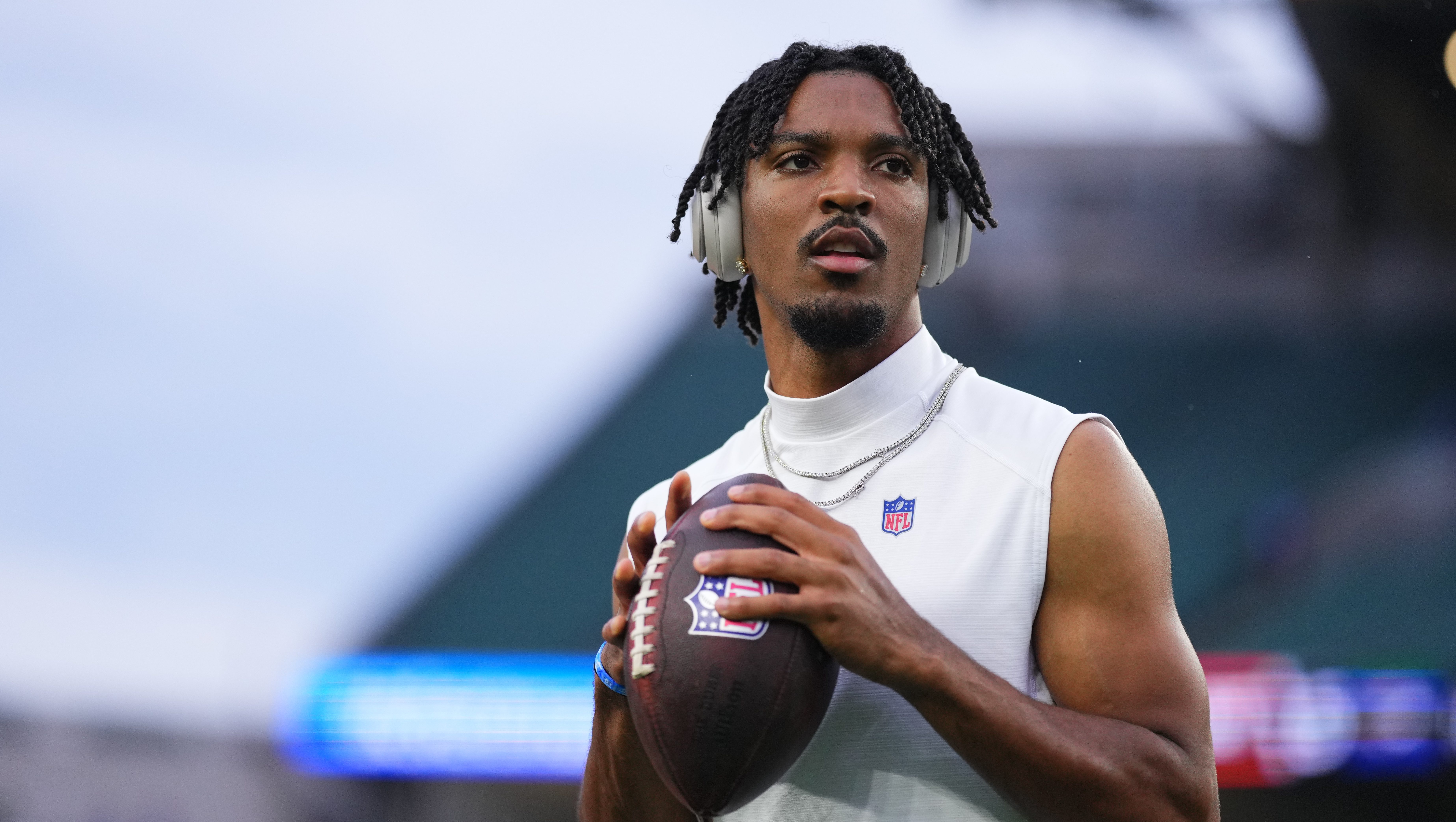 CINCINNATI, OH - SEPTEMBER 23: Jayden Daniels #5 of the Washington Commanders warms up before kickoff against the Cincinnati Bengals during an NFL football game at Paycor Stadium on September 23, 2024 in Cincinnati, Ohio. (Photo by Cooper Neill/Getty Images)