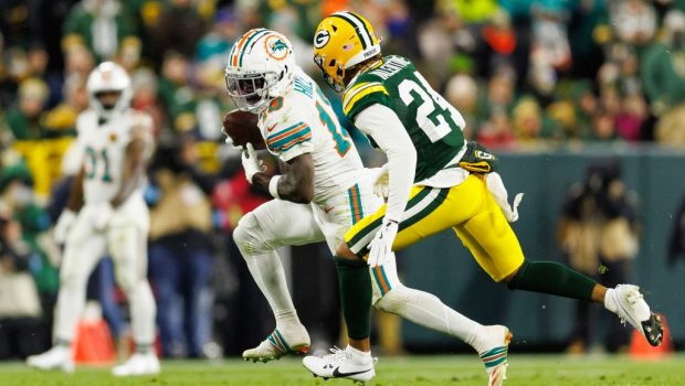 GREEN BAY, WISCONSIN - NOVEMBER 28: Wide receiver Tyreek Hill #10 of the Miami Dolphins completes a catch against cornerback Carrington Valentine #24 of the Green Bay Packers during an NFL football game, at Lambeau Field on November 28, 2024 in Green Bay, Wisconsin. (Photo by Brooke Sutton/Getty Images)