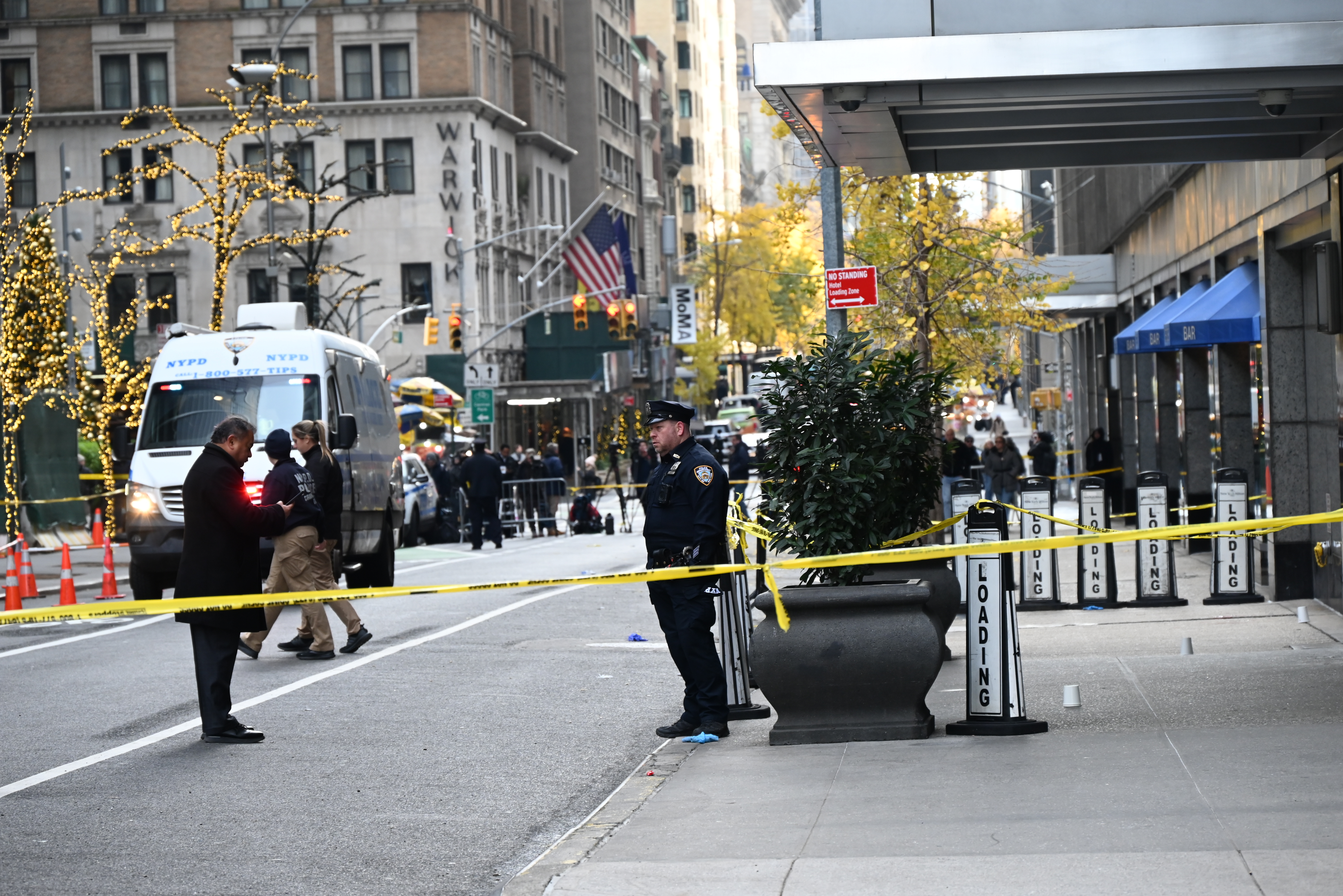 MANHATTAN, NEW YORK, UNITED STATES - DECEMBER 4: Police officers take security measures as CEO of UnitedHealthcare Brian Thompson shot and killed in Midtown Manhattan, New York, United States on December 4, 2024. The CEO of UnitedHealthcare was killed in a Midtown shooting near a hotel on 54th Street between 6th and 7th Avenues. He was rushed to an area hospital and later died. (Photo by Kyle Mazza/Anadolu via Getty Images)