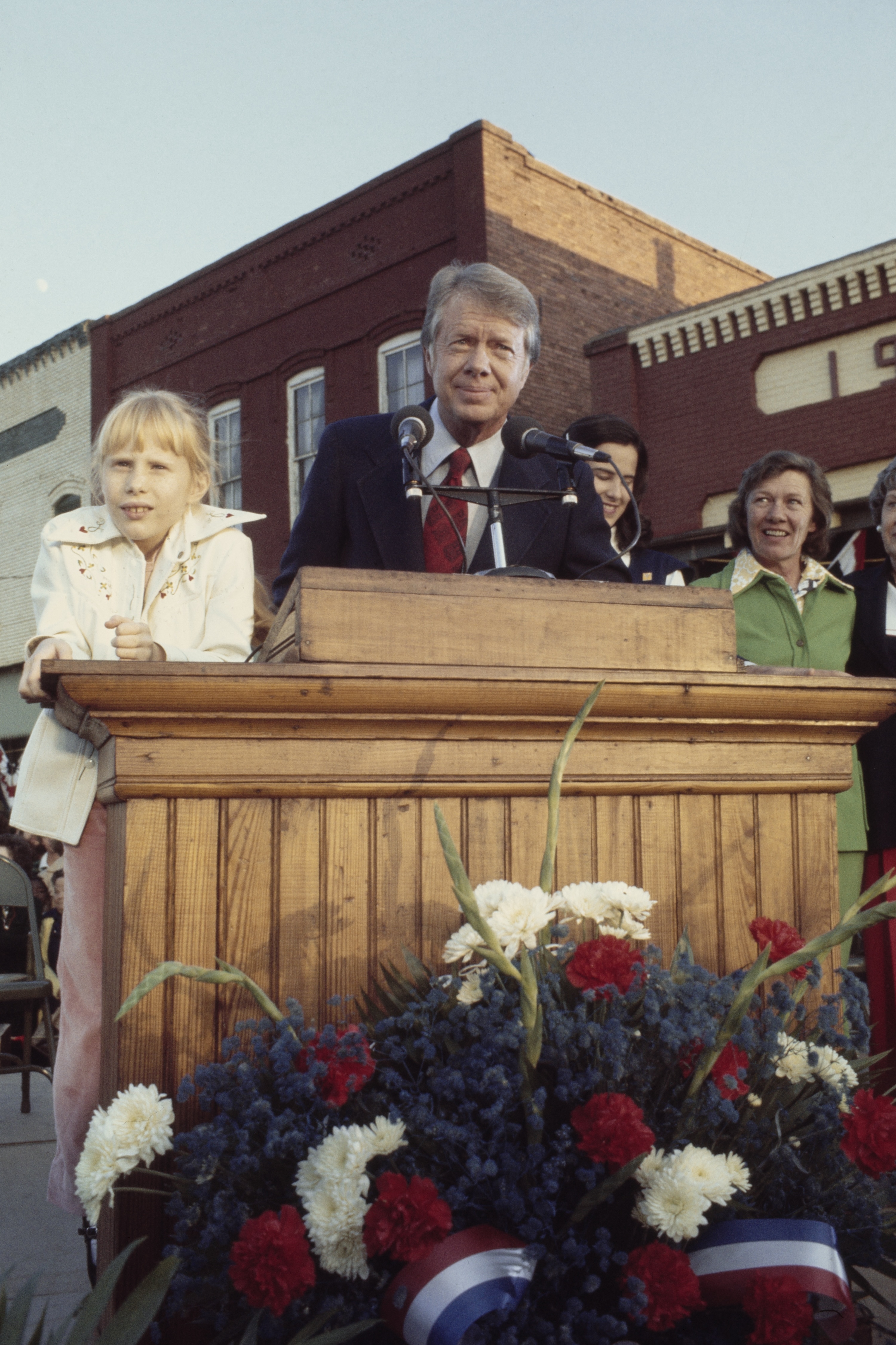 President-elect Jimmy Carter addresses supporters in Plains, Georgia, with his daughter Amy by his side, November 2nd 1976. (Photo by UPI/Bettmann Archive/Getty Images)