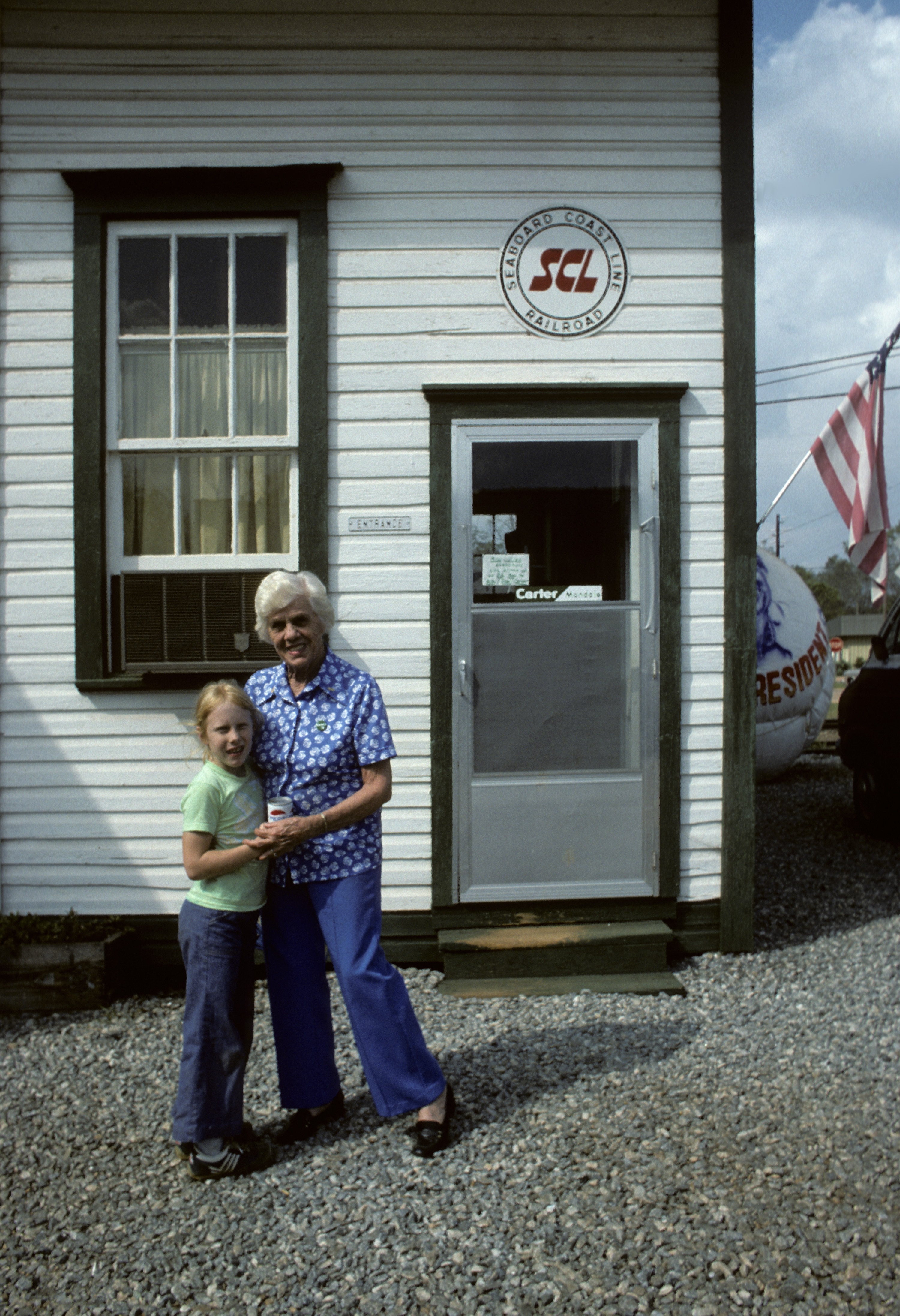 PLAINS - JUNE 10:  Amy Carter with grandmother Lillian on June 10,1976 in Plains, Georgia. (Photo by Santi Visalli/Getty images)